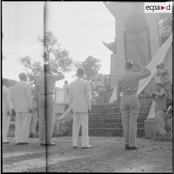 Le général de Castries, M. le Gouverneur du Nord-Vietnam, le général Cogny, M. Bordaz et M. Compain devant un monument aux morts.