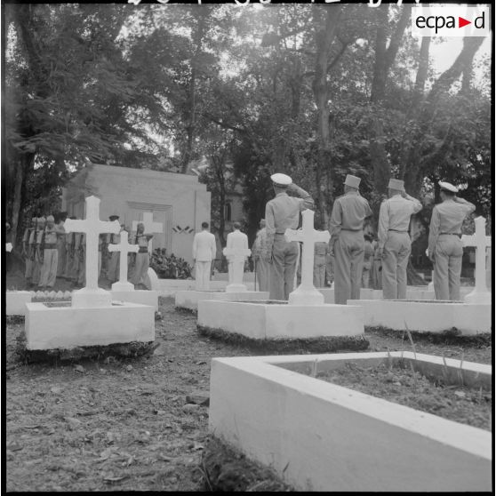 Les autorités militaires, face au monument aux morts dédié aux soldats et sous-officiers morts en Indochine au XIXe siècle, rendent les honneurs aux combattants disparus.