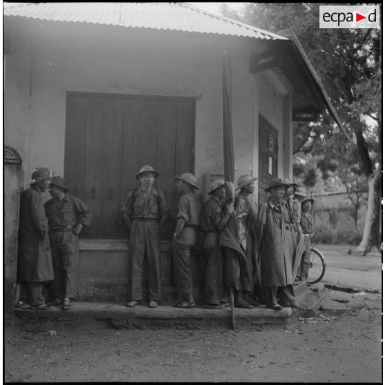 Hommes des troupes de l'APVN (Armée populaire vietnamienne)	 dans une rue d'Hanoï.