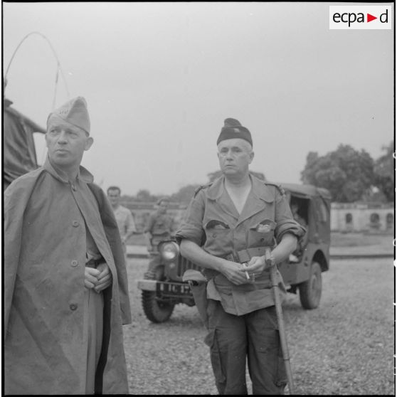 Militaires du CEFEO (Corps expéditionnaire français en Extrême-Orient) le jour de l'entrée des troupes de l'APVN (Armée populaire vietnamienne)	 dans la ville d'Hanoï.