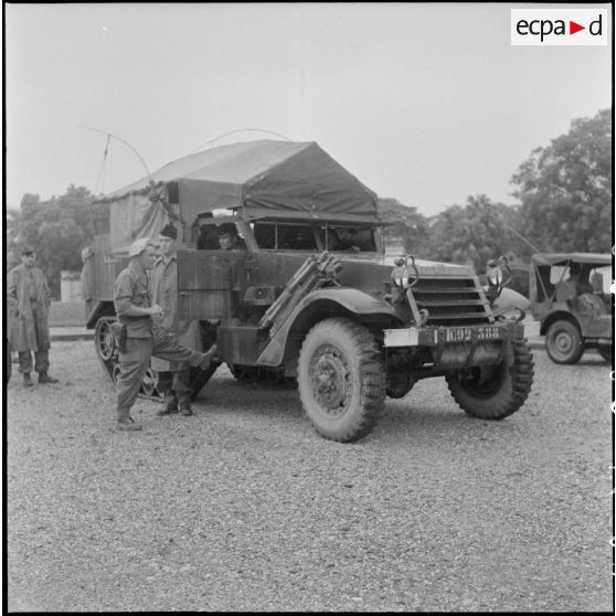 Militaires du CEFEO (Corps expéditionnaire français en Extrême-Orient) à côté d'une autochenille Half-track.