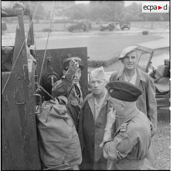 Militaires du CEFEO (Corps expéditionnaire français en Extrême-Orient) à côté d'une autochenille Half-track.