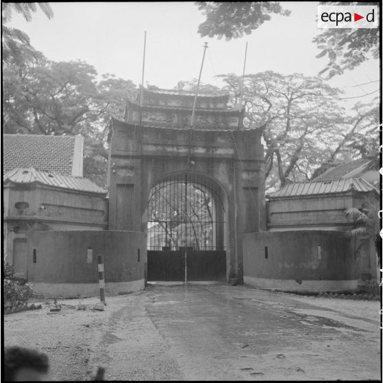 Porte monumentale de la citadelle d'Hanoï.