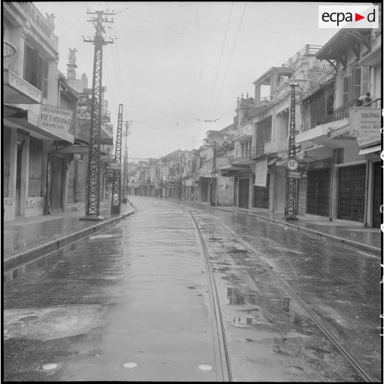 Une rue commerçante déserte dans Hanoï.