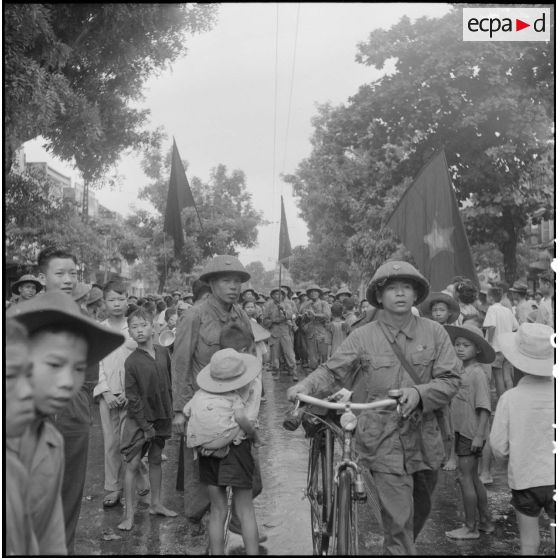 Les troupes mobiles cyclistes de l'APVN (Armée populaire vietnamienne)	 sont les premières à entrer dans la ville d'Hanoï.