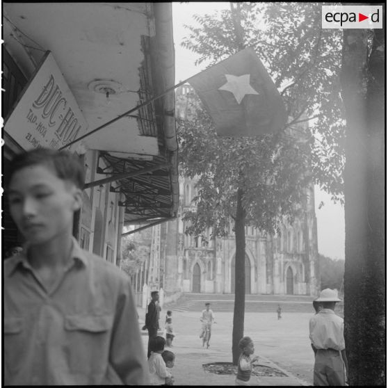 Le drapeau Viêt-minh flotte dans les rues d'Hanoï.