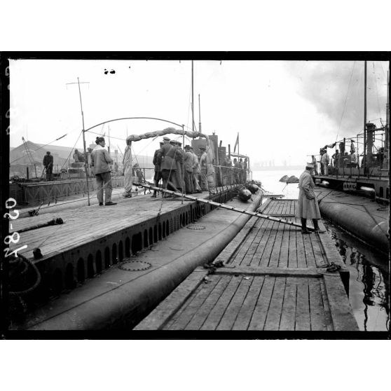 [Wissant (Pas de Calais). Officiers sur le pont de sous-marins à quais.]