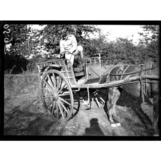 Champcervon (Manche). Le lieutenant Ledraus prend position pour conduire. [légende d'origine]