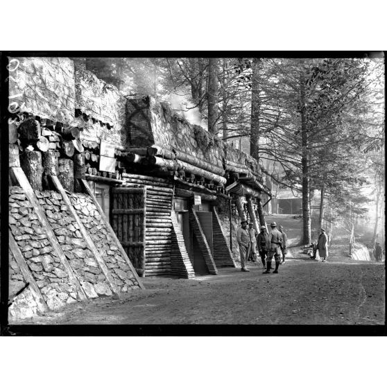 Près [de] l'Hartmannswillerkopf (Alsace). Camp Jean Perrin. L'ambulance alpine 304. Entrée de la salle d'opérations et de pansement. [légende d'origine]