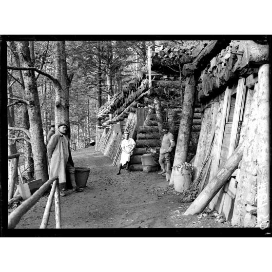 Près [de] l'Hartmannswillerkopf (Alsace). Camp Jean Perrin. L'ambulance alpine 304. Abri pour le personnel. [légende d'origine]