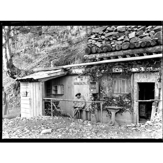 Près [de] l'Hartmannswillerkopf (Alsace). Camp Jean Perrin. L'abri du médecin chef. [légende d'origine]