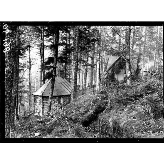 Près [de] l'Hartmannswillerkopf (Alsace). Camp Jean Perrin. L'église du camp et le presbytère. [légende d'origine]