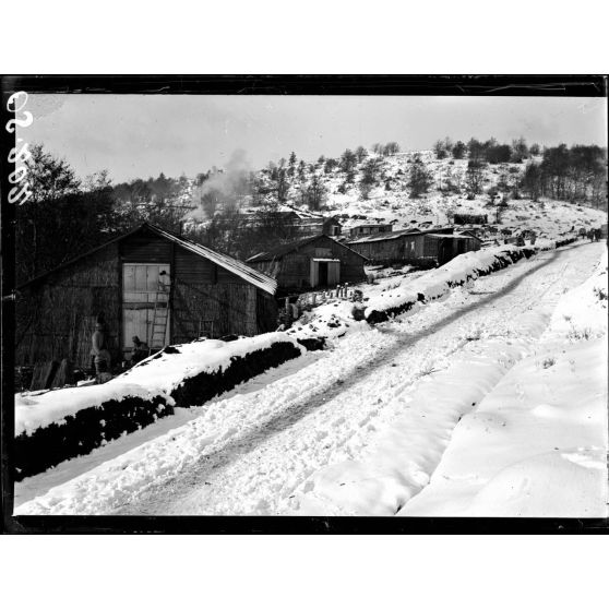 Route du Ballon d'Alsace à Altfeld. Baraquements des travailleurs malgaches. [légende d'origine]