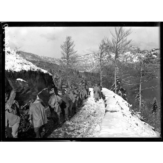 Route du Ballon d'Alsace à Altfeld. Les travailleurs malgaches à la soupe. [légende d'origine]