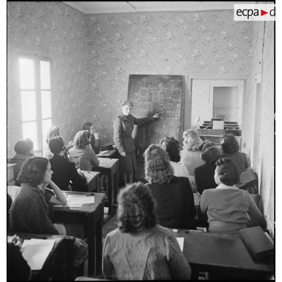 Un lieutenant du corps féminin des transmissions dispense un cours théorique d'enseignement du code Morse dans un centre de formation.