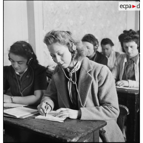 Des élèves lors d'un cours pratique d'enseignement du code Morse dans un centre de formation du corps féminin des transmissions.