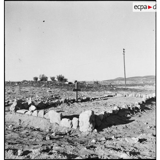 Tombe commune et anonyme de seize aviateurs allemands abattus par des appareils du groupe de chasse II/5 La Fayette au-dessus du désert tunisien.