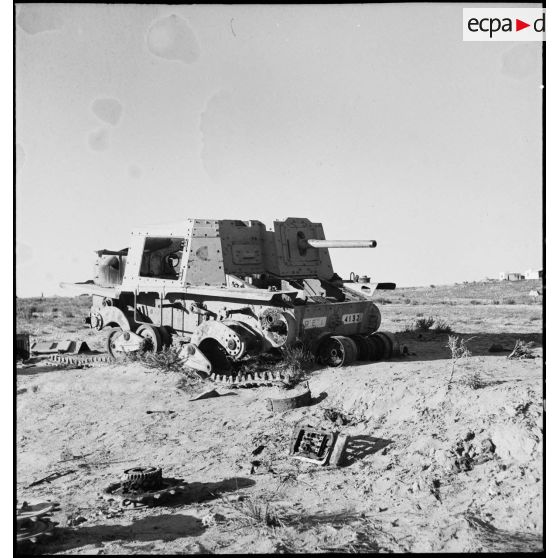 Epave d'un canon automoteur Semovente L40 47/32 de l'armée italienne dans le désert tunisien.