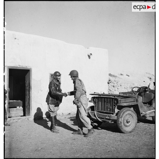 Le lieutenant-colonel Mazoyer, commandant le 9e RCA  rattaché à la BLM, salue un capitaine américain.