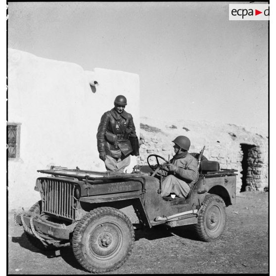 Un capitaine américain véhicule le lieutenant-colonel Mazoyer, commandant le 9e RCA  rattaché à la BLM.