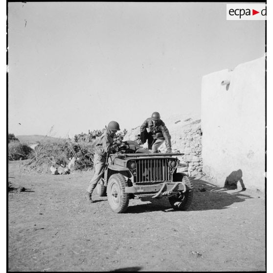 Un capitaine américain véhicule le lieutenant-colonel Mazoyer, commandant le 9e RCA  rattaché à la BLM.