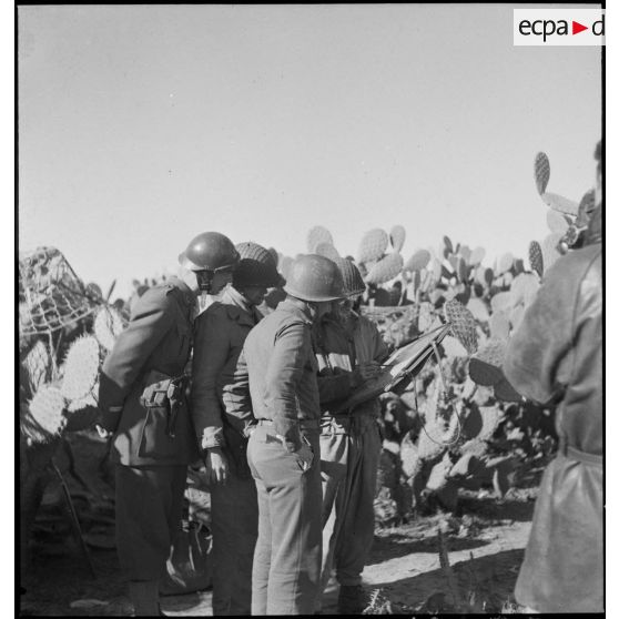 Au poste de commandement d'une unité blindée américaine, un capitaine explique à ses officiers les ordres reçus du chef de corps du 9e RCA, commandant du secteur de Fondouk el-Okbri.