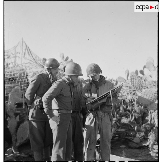 Au poste de commandement d'une unité blindée américaine, un capitaine explique à ses officiers les ordres reçus du chef de corps du 9e RCA, commandant du secteur de Fondouk el-Okbri.