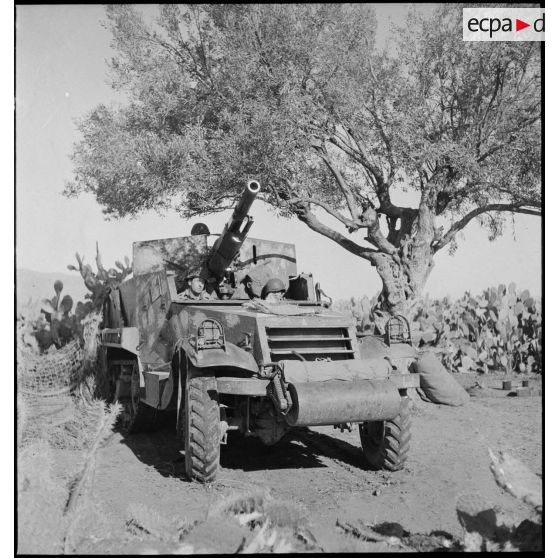 Dans le secteur de Fondouk el-Okbri, des soldats d'un bataillon de chasseurs de chars de la 1re DB (division blindée) du 2e CA (corps d'armée) américain, embarquent à bord de leur canon automoteur M3 GMC, canon de 75 mm monté sur châssis d'half-track M3.