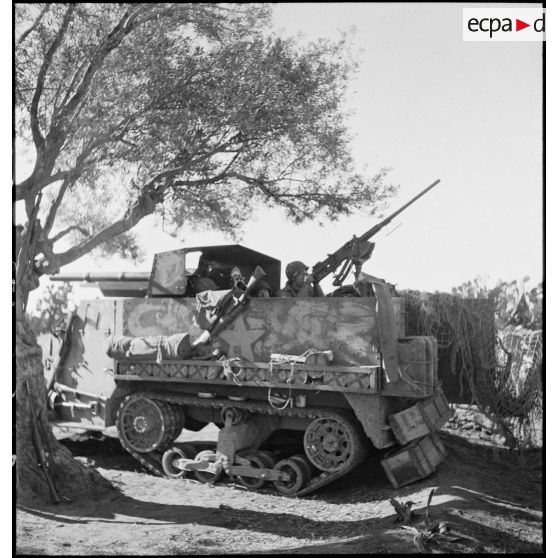 Dans le secteur de Fondouk el-Okbri, à bord d'un automoteur M3 GMC, canon de 75 mm monté sur châssis d'half-track M3 d'un bataillon de chasseurs de chars de la 1re DB (division blindée) du 2e CA (corps d'armée) américain, un soldat sert une mitrailleuse 12,7 mm.