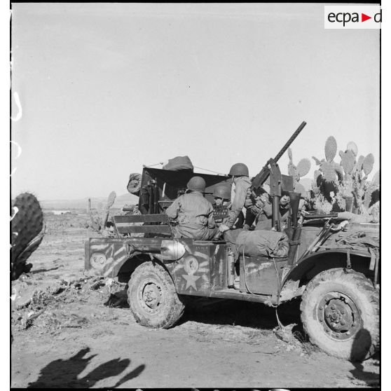 Dans le secteur de Fondouk el-Okbri, un Dodge T214/WC 55 d'un bataillon de chasseurs de chars de la 1re DB (division blindée) du 2e CA (corps d'armée) américain, équipé d'une mitrailleuse légère Browning de 30 mm, est en position.