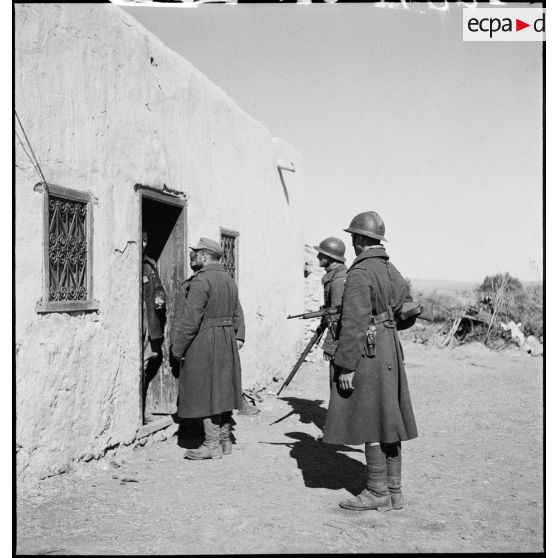 Deux prisonniers allemands, déserteurs du corps expéditionnaire de l'Afrikakorps, entrent dans le poste de commandement d'un secteur français.