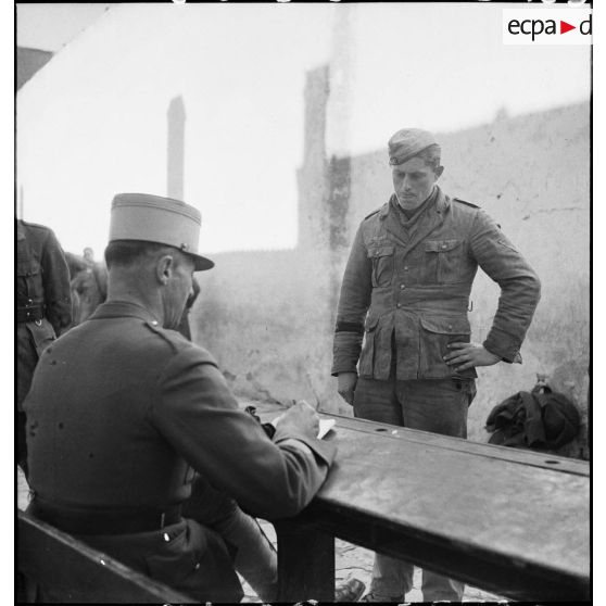 Interrogatoire par un chef d'escadrons du 3e RSA (régiment de spahis algériens) de la DMC (Division de marche de Constantine), d'un prisonnier, caporal de la Luftwaffe, engagé dans le corps expéditionnaire de l'Afrikakorps.