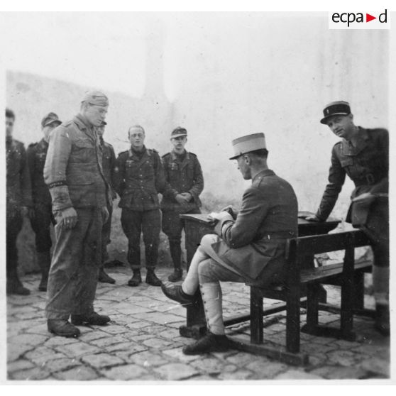 Interrogatoire par un chef d'escadrons du 3e RSA (régiment de spahis algériens) de la DMC (Division de marche de Constantine), d'un prisonnier, caporal de la Luftwaffe, engagé dans le corps expéditionnaire de l'Afrikakorps.