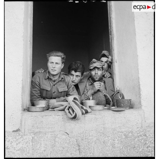 Photographie de groupe de prisonniers italiens emprisonnés.