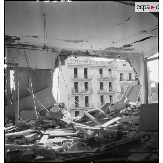 Intérieur d'un appartement endommagé de la rue Horace Vernet après un bombardement allemand sur Alger, probablement celui de la nuit du 26 au 27 janvier 1943.