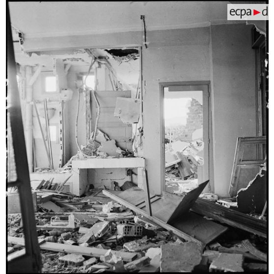 Intérieur d'un appartement endommagé de la rue Horace Vernet après un bombardement allemand sur Alger, probablement celui de la nuit du 26 au 27 janvier 1943.