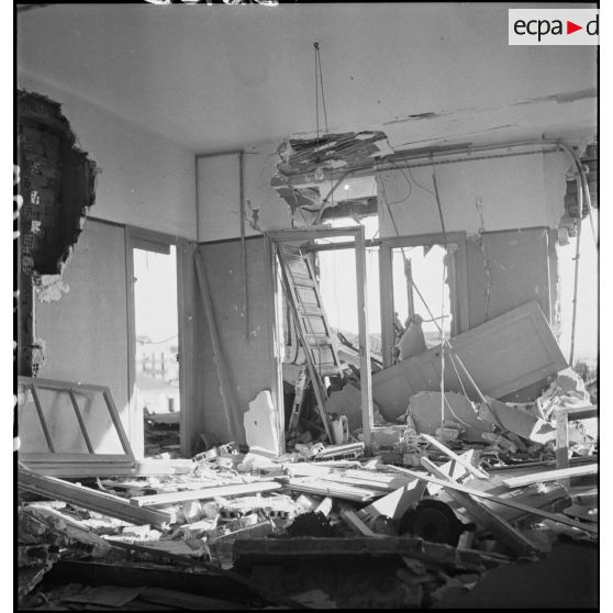 Intérieur d'un appartement endommagé de la rue Horace Vernet après un bombardement allemand sur Alger, probablement celui de la nuit du 26 au 27 janvier 1943.