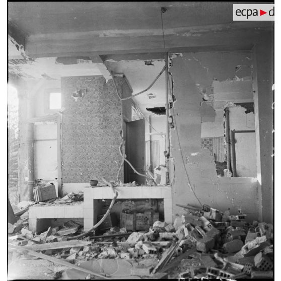 Intérieur d'un appartement endommagé de la rue Horace Vernet après un bombardement allemand sur Alger, probablement celui de la nuit du 26 au 27 janvier 1943.