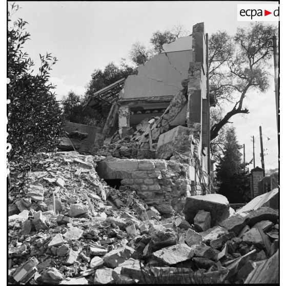 Le lycée Fromentin endommagé après un bombardement allemand sur Alger, probablement celui de la nuit du 26 au 27 janvier 1943.