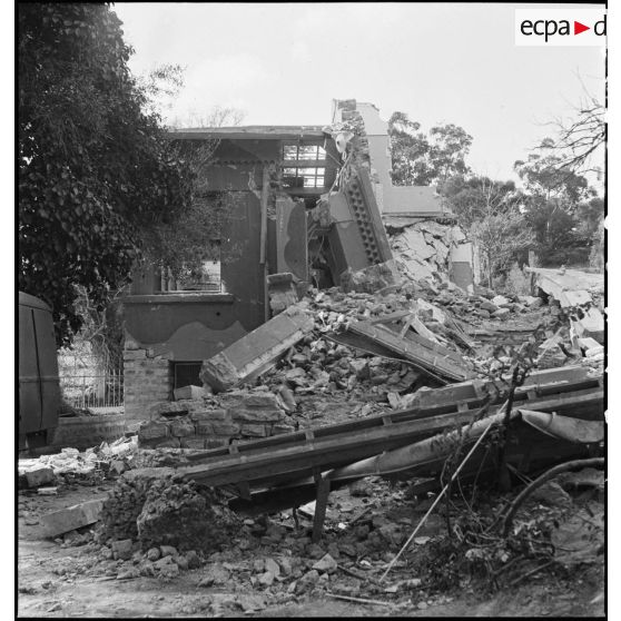 Le lycée Fromentin endommagé après un bombardement allemand sur Alger, probablement celui de la nuit du 26 au 27 janvier 1943.