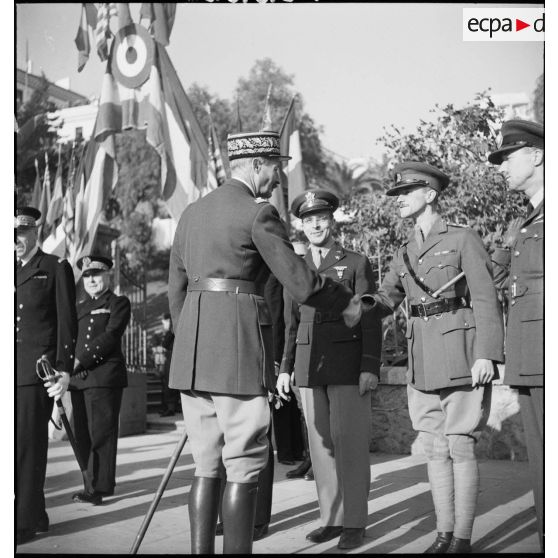 Lors d'une cérémonie franco-anglo-américaine au monument aux morts d'Alger, le général d'armée Henri Giraud, commandant en chef des forces françaises en AFN (Afrique française du Nord) échange une poignée de main avec un général de brigade britannique.