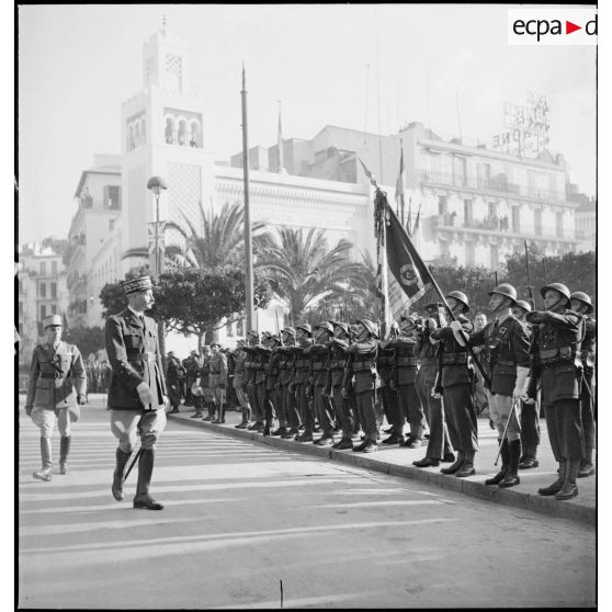 Lors d'une cérémonie franco-anglo-américaine au monument aux morts d'Alger, le général d'armée Henri Giraud, commandant en chef des forces françaises en AFN (Afrique française du Nord) passe une unité française en revue.