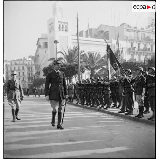 Lors d'une cérémonie franco-anglo-américaine au monument aux morts d'Alger, le général d'armée Henri Giraud, commandant en chef des forces françaises en AFN (Afrique française du Nord) passe une unité française en revue.