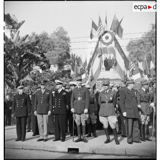 Photographie de groupe des autorités militaires présentes lors d'une cérémonie franco-anglo-américaine à Alger.