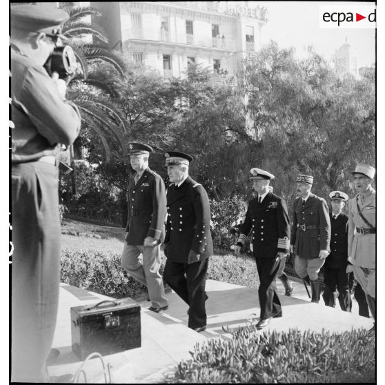 Les autorités militaires se rendent au monument aux morts lors d'une cérémonie franco-anglo-américaine à Alger.