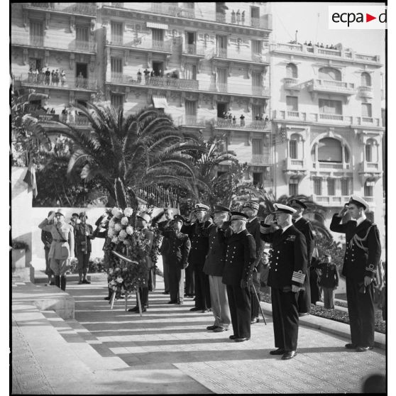 Les autorités militaires saluent pendant la minute de silence au monument aux morts lors d'une cérémonie franco-anglo-américaine à Alger.