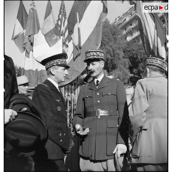 Lors d'une cérémonie franco-anglo-américaine au monument aux morts d'Alger, le général d'armée Henri Giraud, commandant en chef des forces françaises en AFN (Afrique française du Nord) s'entretient avec le général de division aérienne Jean Bergeret, haut-commissaire de France adjoint.