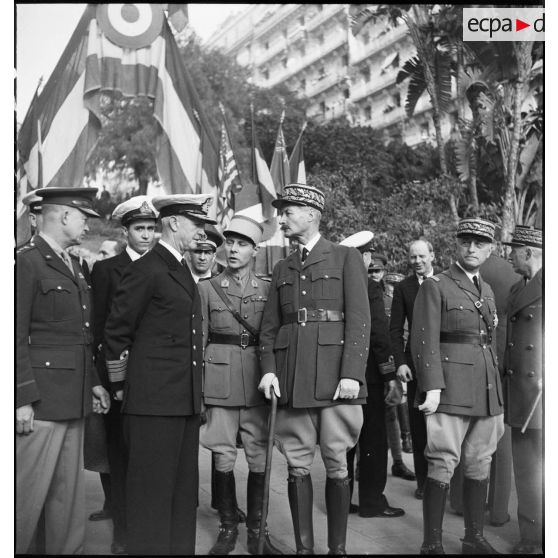 Lors d'une cérémonie franco-anglo-américaine au monument aux morts d'Alger, l'amiral britannique Andrew Cunningham, commandant la flotte en Méditerranée et le général d'armée Henri Giraud, commandant en chef des forces françaises en AFN (Afrique française du Nord), s'entretiennent par l'intermédiaire du capitaine Beaufre.