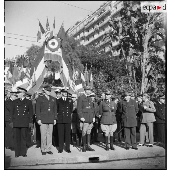 Photographie de groupe des autorités militaires présentes lors d'une cérémonie franco-anglo-américaine à Alger.