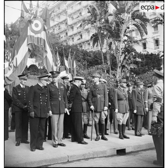 Photographie de groupe des autorités militaires présentes lors d'une cérémonie franco-anglo-américaine à Alger.